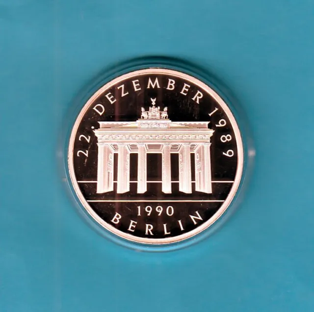 Sonder-Gedenkprägung zu den 5-Mark-Münzen der DDR  == Brandenburger Tor 1990 ==