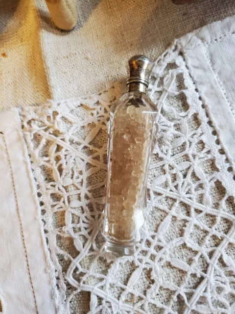 Ancien flacon à sel parfum en cristal taillé xix èm bouchon argent ? 2