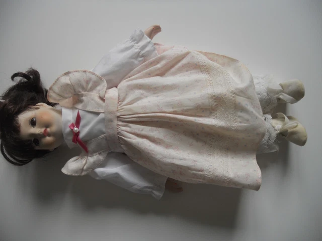 Très beau visage pour cette poupée porcelaine a habillée de 40 cm de 1970
