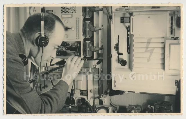 117526: Foto Nachrichtentechnik, Funk Funkgerät Technik Funker Funkwagen