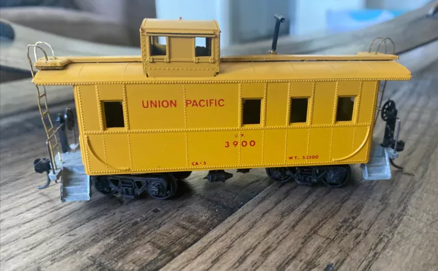 Roundhouse HO Kit #3485 Caboose  Union Pacific #3900 Pre-Assembled