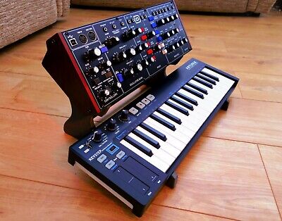 UNIWAVE BEHRINGER modello Neutron/D MOOG/ARTURIA KEYSTEP VALCHROMAT HDF Stand 