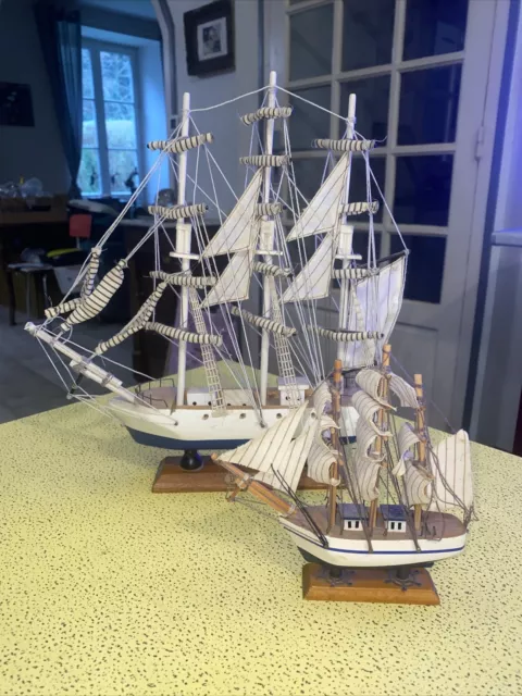 1 maquette bateau en bois du clipper et 1 petite  maquette bateau en bois