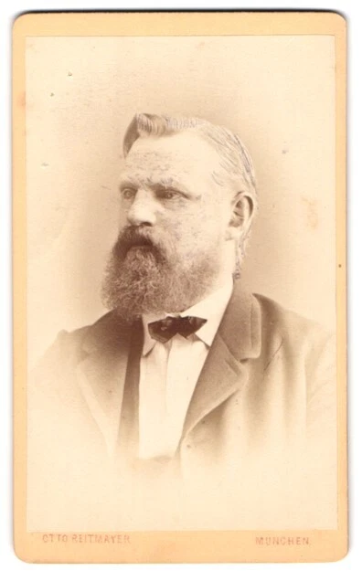 Fotografie Otto Reitmayer, München, Kaufingerstr. 9, Stattlicher Herr im Anzug
