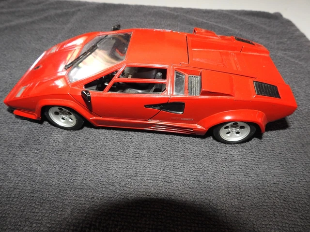 A vendre Miniature Bburago Lamborghini Countach 1988 Année 1988 avec paquet État 10/10 Presque Neuf Échelle 1:18