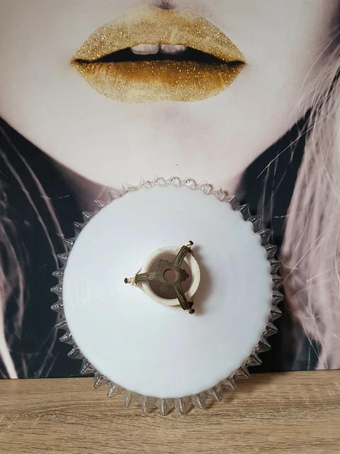 Ancienne suspension abat jour en verre opaline plissé blanc | €79