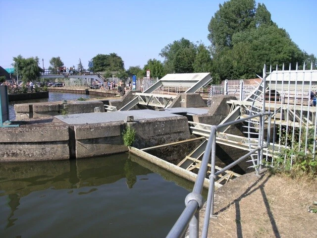 Photo 6x4 Yalding Weir Congelow A flood control weir.  To allow the river c2005