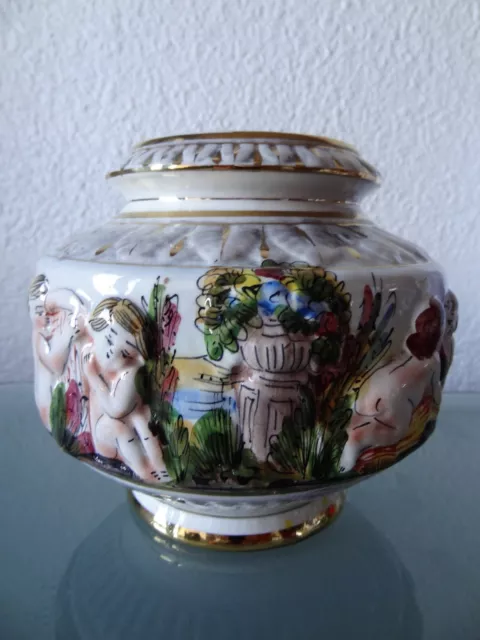 ancien vase capodimonte avec putti ou anges design italie signé et numéroté 2