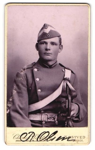 Fotografie Charles Lovström, Naestved, junger dänischer Soldat R. Olsen in Unif