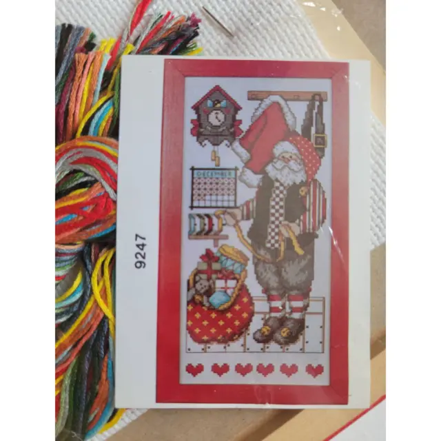 Kit de punto de cruz contado Design Works Wrappin' Santa #9247 con marco vintage