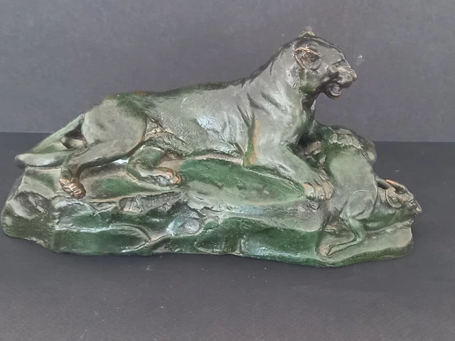 Rare bronze ancien Antoine louis Barye - Lionne tenant sa proie.