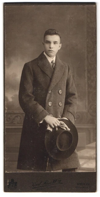 Fotografie Karl Riss Witwe, Wien, Wintergasse 17, Portrait junger Herr im Mante