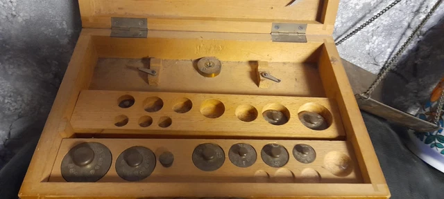 Alte Gewichte für Waage/Messing im Holzkasten 8 Stck