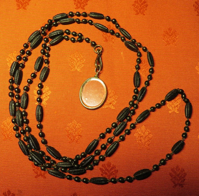 Collier Sautoir ancien en or accompagné de son médaillon