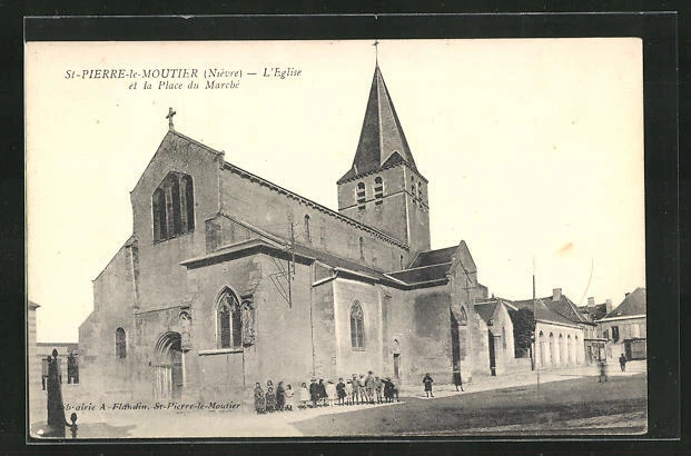 CPA St-Pierre-le-Moutier, L´Eglise et la Place du Marché