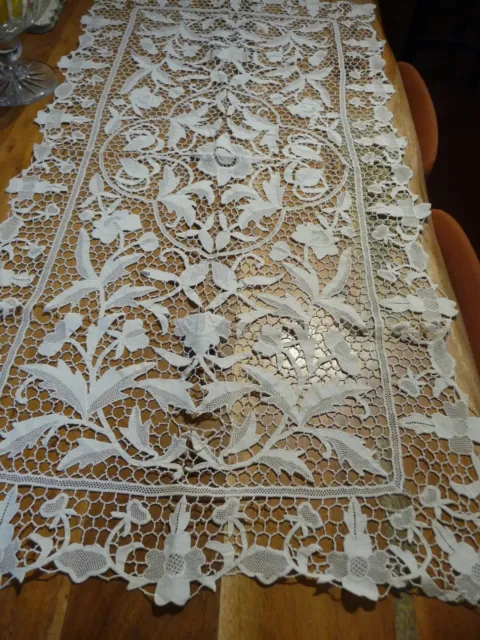 Linge ancien 1 Chemin de table en dentelle blanche