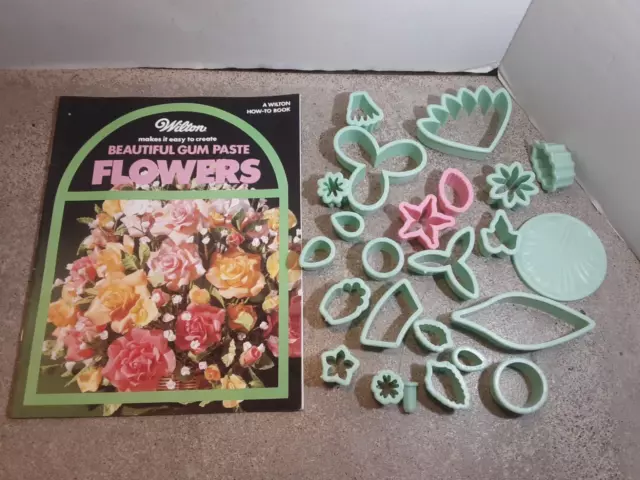 Lot Wilton Gum Paste Fondant Flower Set - Book + 24 Cutting Molds Tools -Vintage