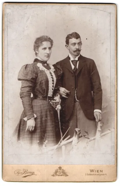Fotografie Sigmund Bing, Wien, Goldschmiedgasse 4, modisch gekleidetes Ehepaar