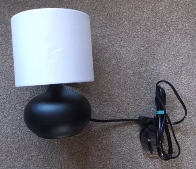 IKEA schwarze Keramikbasis Nachttischlampe mit weißem Schirm. Mit EIN/AUS Schalter 15621