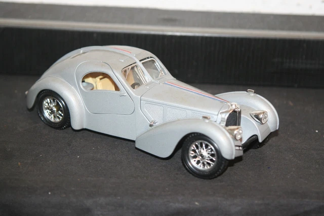 Bburago Bugatti Atlantic Modellauto 1:24 – Silber, Mit öffnenden Türen & Details
