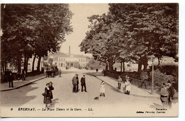 EPERNAY - Marne - CPA 51 - Gare - la place Thiers et la Gare - Selecta