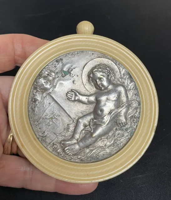 Grande Médaille de Berceau Ancienne à décor repoussé de Putti & anges