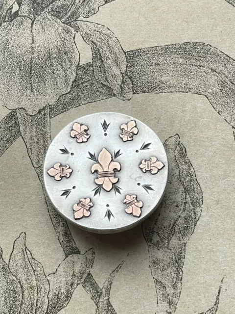 Broche En Argent Massif Décor Fleurs De Lys Forme Ronde - Bijou Ancien Occasion