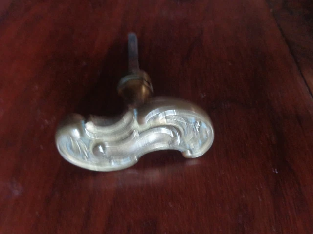 Ancien  bouton poignée de porte  en laiton massif