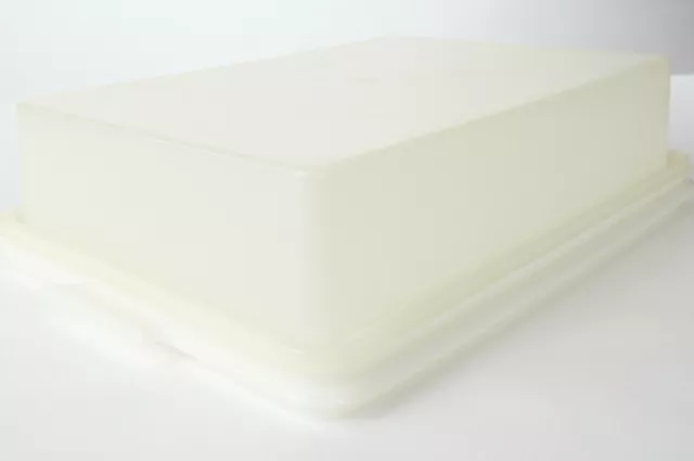 https://www.picclickimg.com/p8wAAOSw789fPVKF/Vintage-Tupperware-Rectangle-Sheet-Cake-Cupcake-Carrier-White.webp