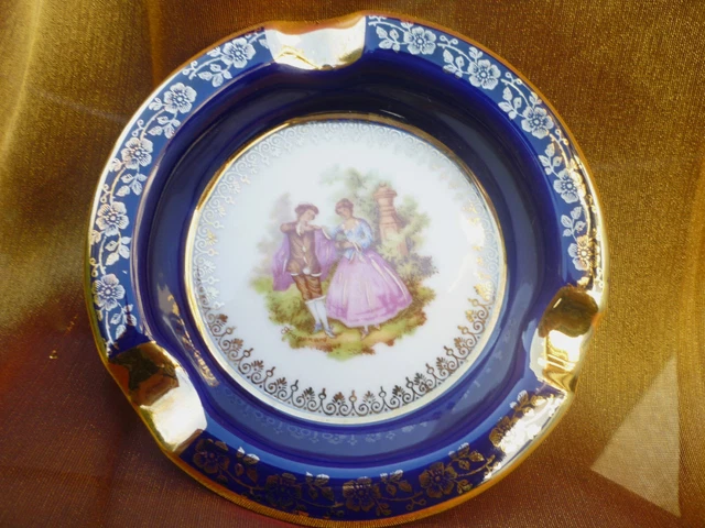PORCELAINE DE LIMOGES - cendrier bleu de four rehaussé main, liserets