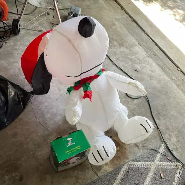 READ ~ Gemmy Airblown Inflatable Christmas Snoopy Peanuts Decoration