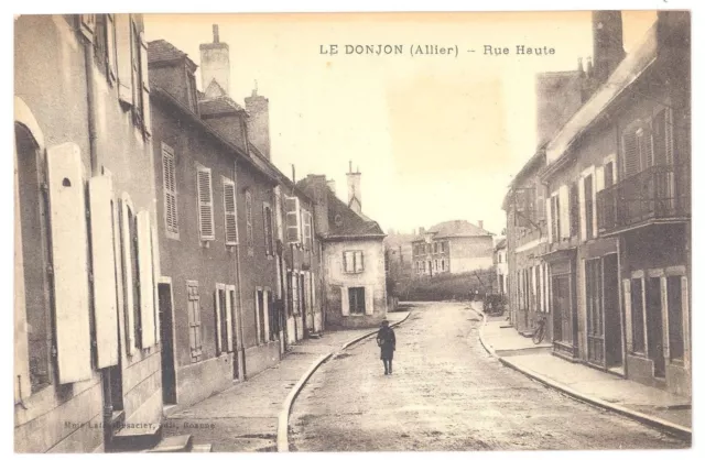 CPA 03 - LE DONJON (Allier) - Rue Haute