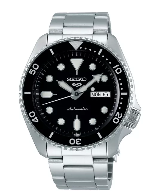 Seiko 5 Herren Automatikuhr mit schwarzem Zifferblatt und silbernem Armband SRPD55K1