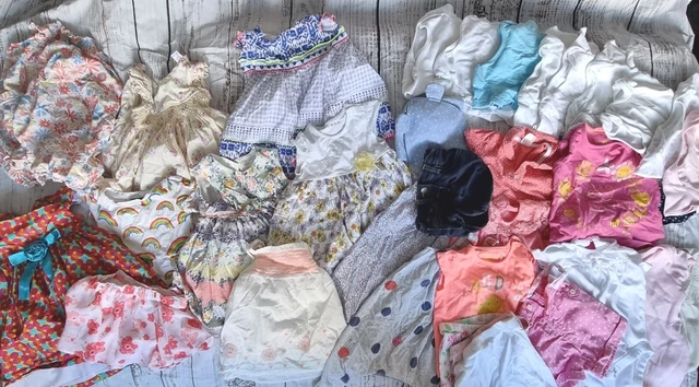 Enorme pacchetto di vestiti per bambine A12 abiti estivi e altro 9-12 mesi