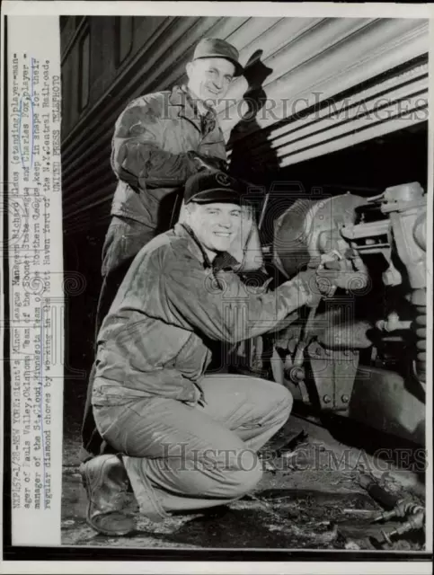 1953 Press Photo Richard Klaus & Charles Fox work on railroad in Mott Haven Yard