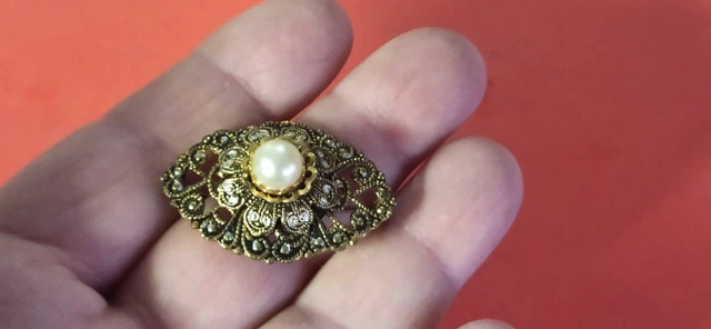 Broche aimantée dorée en forme de cœur avec diverses pierres