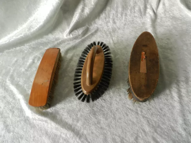 Lot ancienne brosse en bois et soie pour chaussure vêtement ou autre