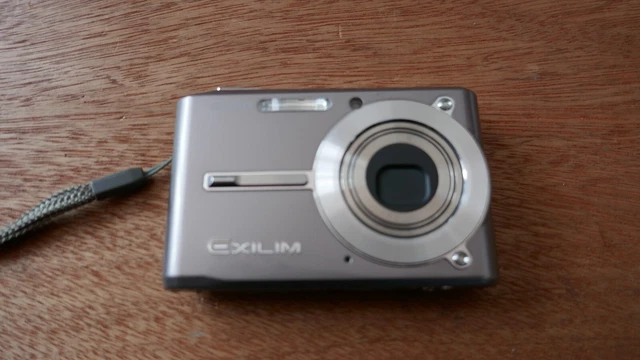 Casio Exilim EX-S500 5.0MP Compact Digital Camera Silver Working.