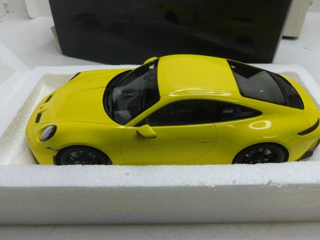 Porsche 911/992 GT3 Touring 2022 – Minichamps 1/18 – Résine – Neuf