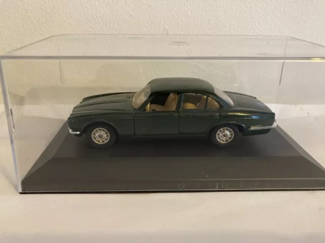1/43 Solido Jaguar XJ12 verte 1978 TBE + boite vitrine neuve ajoutée