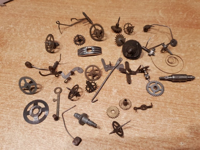 Gros Lot De 120 Pièces Horlogerie : Roues Dentées, Pignons, Engrenages - Occasion - Pour Réparation