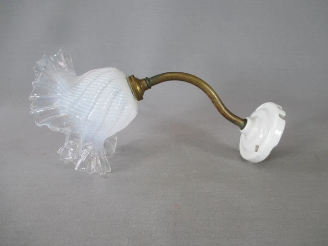 Applique col de cygne porcelaine laiton tulipe opalescente