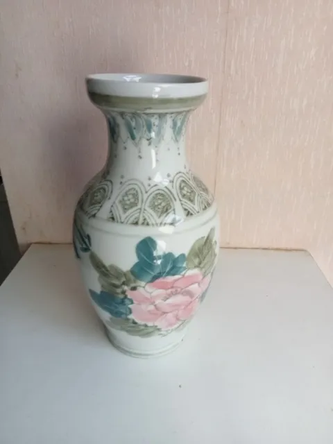 vase ancien en porcelaine hauteur 21 cm diamètre 11 cm
