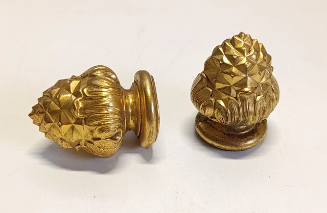 2 Anciennes décorations de meuble, Ancien embout tringle à