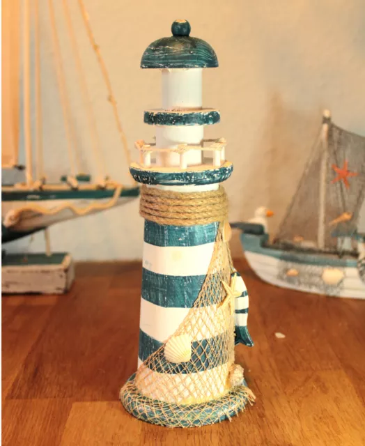 Leuchtturm blau-weiß gestreift 25 cm Höhe mit 2 Holzfischen 2