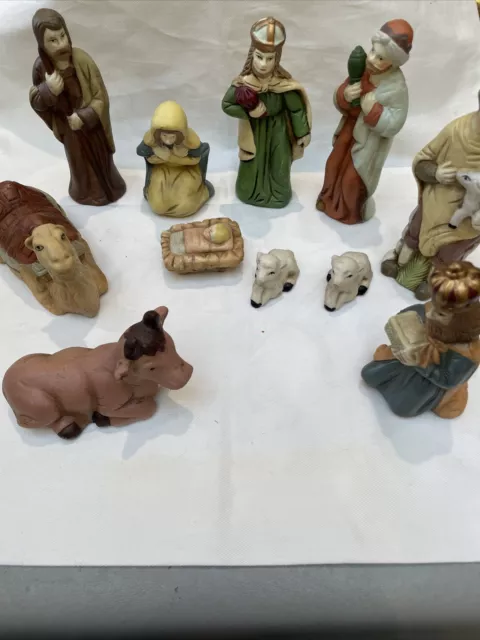 Piccolo set presepe tradizionale con 11 statuette dettagliate dipinte a mano