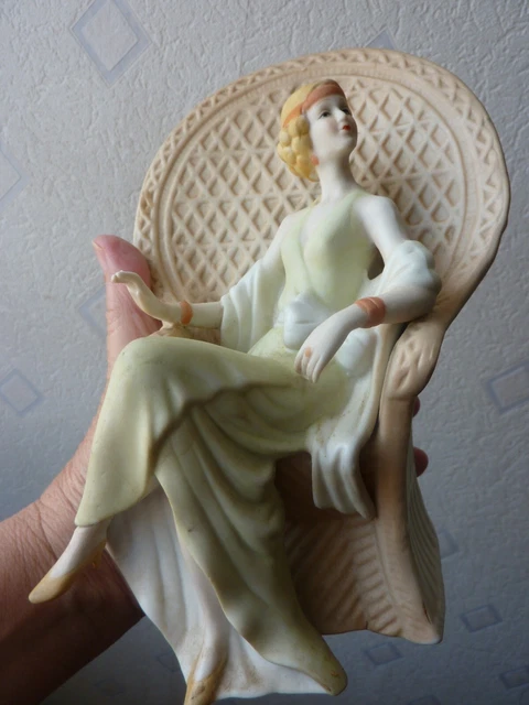 élégante dans son fauteuil esprit 1930 en biscuit polychrome