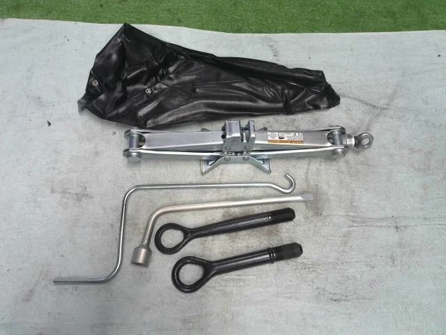 TOYOTA Sienta 2015 DAA-NHP170G Toolkit [usato] [PA86754500]