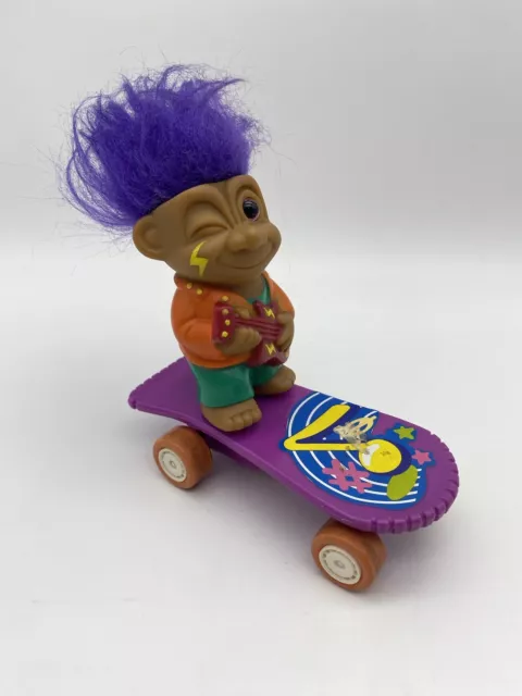 Troll Zaubertroll Zwerg Figur Lila Haare Skateboard Gitarre Vintage Rarität