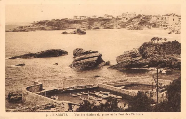 BIARRITZ - Vue des falaises du phare et le port des pêcheurs -